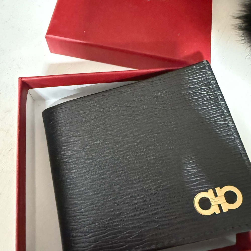 FERRAGAMO
Black Gancini Wallet